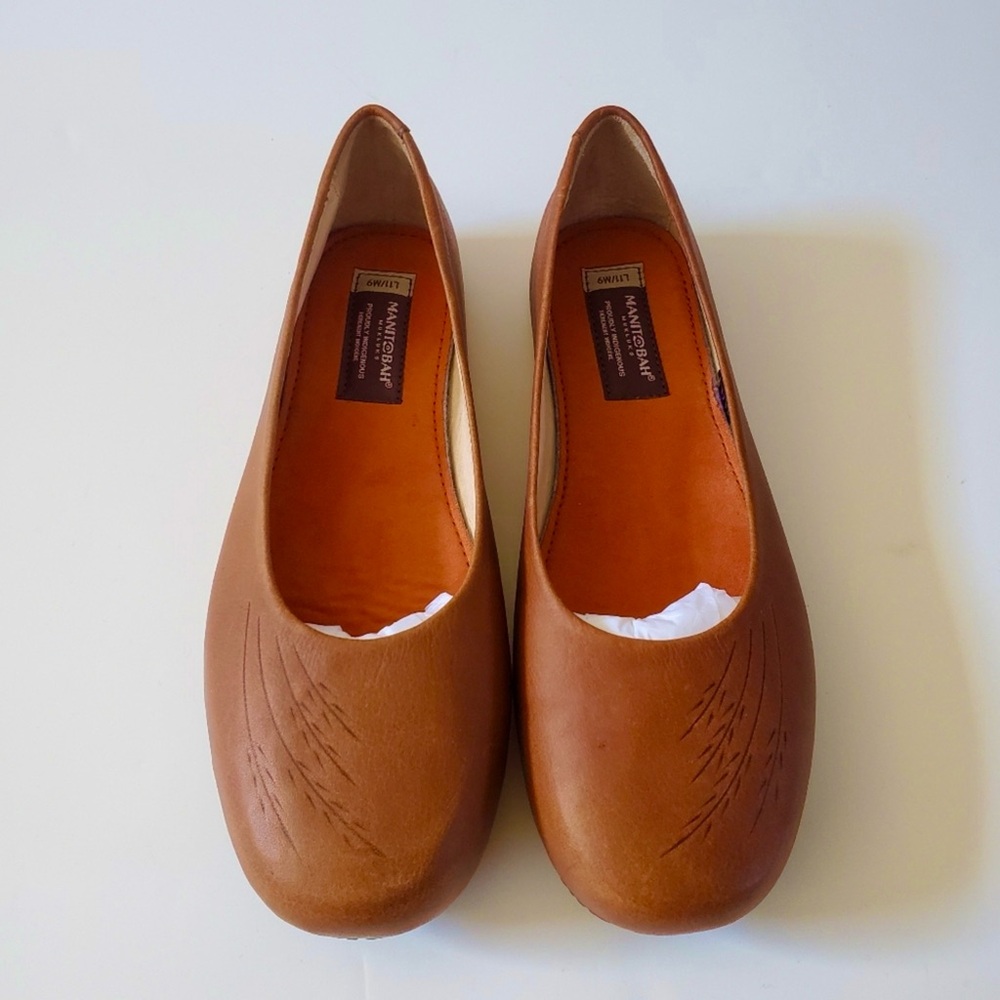 Manitobah Mukluks Earth Moccasins in Tobacco Women’s Size 11 (fits like 10-10.5)